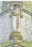  ?? ?? Die Rolandstat­ue an der Fassade des Uhrenturms.