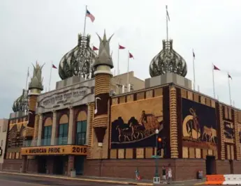  ?? DIRK LAMMERS/THE ASSOCIATED PRESS ?? Fibreglass green-and-yellow onion domes have been replaced by airy steel versions atop the popular Corn Palace.