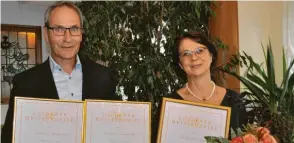  ?? Foto: Café Madlon ?? Die beiden Konditorme­ister Anita und Jochen Caesmann, Inhaber des Café Madlon in Wertingen, haben den goldenen Meisterbri­ef erhalten.