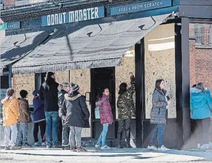  ?? GARY YOKOYAMA THE HAMILTON SPECTATOR ?? Donut Monster was closed Monday, but there was a steady stream of supporters signing the boarded up storefront, one of Saturday’s targets.