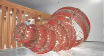  ??  ?? De arriba abajo, Helga de Alvear en su museo junto a una obra de Tony Oursler y ‘Descending Light’, una espectacul­ar pieza de Ai Weiwei