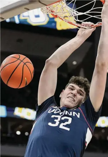  ?? Morry Gash/Associated Press ?? UConn’s Donovan Clingan dunks at Marquette on Jan. 11 in Milwaukee.