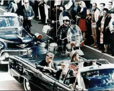  ??  ?? El presidente y Jackie en la limusina, instantes antes de los disparos.