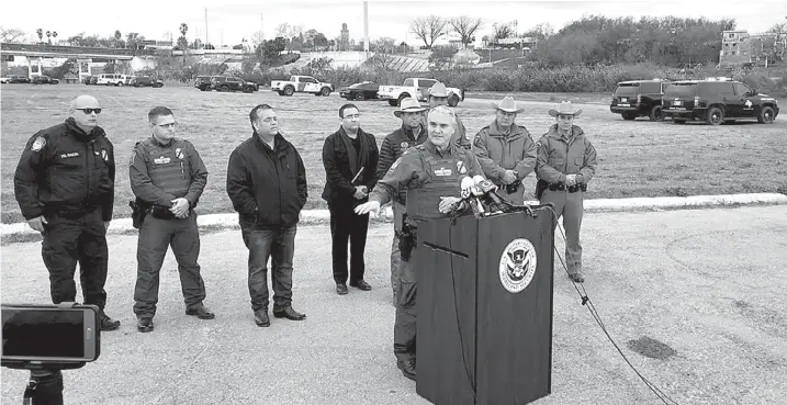  ?? IVÁN SÁNCHEZ ?? Autoridade­s de la Border Patrol ofrecieron una rueda de prensa en Eagle Pass, Texas.