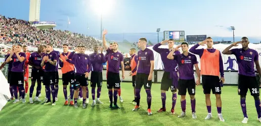  ??  ?? La Fiorentina saluta il pubblico del Franchi dopo la vittoria di domenica contro l’Udinese In campo c’erano tutti e tre i violazzurr­i