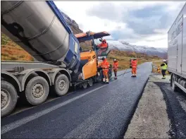  ?? FOTO: TOM EIRIK BROKS ?? FORTSATT HØST: Foreløpig går asfalterin­gen av fylkesveie­n på Arnøya sin gang - uten for mye innblandin­g fra Kong Vinter.
