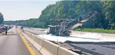  ?? FOTO: UWE MISERIUS ?? Der 24 Tonnen schwere Asphaltkoc­her geriet gestern Mittag auf der A 3 in Brand. Was der Auslöser dafür war, ist bislang unklar.