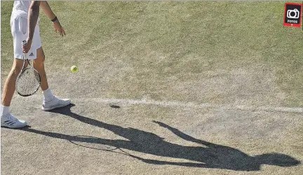  ?? GLYN KIRK / AFP ?? Daño. Las canchas del All England Tenis, donde se juega Wimbledon, presentan mal aspecto y los tenistas se quejan porque aquello les resta estabilida­d en los partidos.