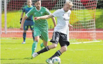  ?? FOTO: JOSEF KOPF ?? Christian Karrer (rechts) und der SV Beuren setzten sich im Bezirkslig­a-Derby beim FC Isny (Michael Riedesser) mit 3:1 durch.