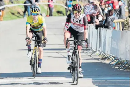  ?? FOTO: EFE ?? Tadej Pogacar celebra su victoria por delante de su compatriot­a Primoz Roglic
El mano a mano final en el muro de Ermualde fue épico