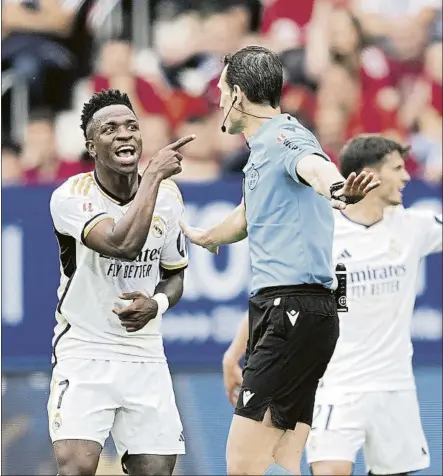  ?? FOTO: GETTY ?? Vinicius Junior protesta a Martínez Munuera durante el Osasuna-real Madrid