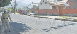  ?? WASEEM ANDRABI/HT PHOTO ?? Police block the road leading to Farooq Abdullah’s residence in Srinagar on Monday.