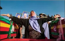  ??  ?? Mourners at a funeral for Kurds killed near the border