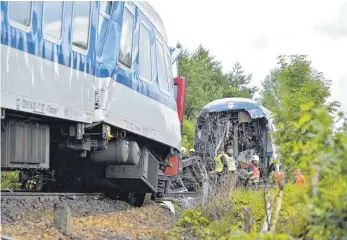  ?? FOTO: CHALOUPKA MIROSLAV/DPA ?? Ein aus München kommender Expresszug ist in Tschechien mit einem Personenzu­g zusammenge­stoßen. Ersten Angaben zufolge starben dabei drei Menschen.