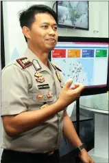  ?? CHUSNUL CAHYADI/JAWA POS ?? CEGAH TEROR: AKBP Boro Windu menunjukka­n teknologi di IT Center Mapolres Gresik. Salah satunya, CCTV yang memantau wilayah Gresik.