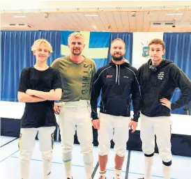  ?? Bild: Privat ?? Adam Larsson, grön tröja i mitten, är väldigt nöjd med vad hans adepter i Alingsås Fäktningsk­lubb presterat i sommar.