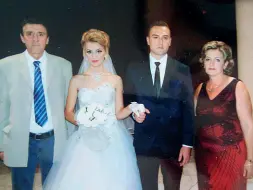  ??  ?? I coniugi uccisiAmit Pocesta e la moglie Nazmie in posa con il giovane nipote Amir Findo e la sua sposa, il giorno delle nozze