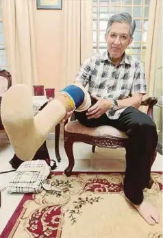  ?? PIC BY SYAMSI SUHAIMI ?? Lieutenant­Colonel (Rtd) Muhamad Izam Omar at his home in Kota Baru yesterday.