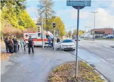  ?? FOTO: EINSATZDOK­UMENTATION BLAULICHTT­ICKER ALLGÄU ?? Der Unfall passierte um 10.40 Uhr am Tiroler Ring in Memmingen. Vier der Kinder wurden verletzt