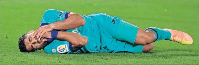  ??  ?? Luis Suárez se duele de un golpe en la cara en el curso de uno de los partidos del Barcelona esta temporada.