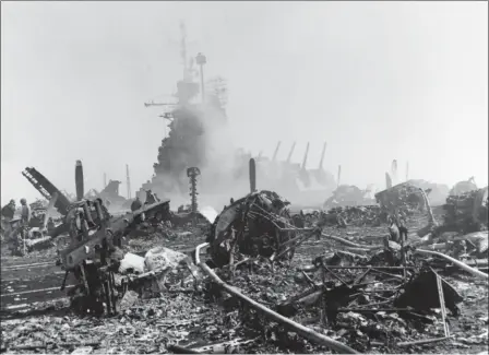  ?? US NAVY ?? Les épaves des avions détruits par l’incendie sur l’arrière du pont du Bunker Hill après qu’il a été percuté par le premier kamikaze le 11 mai 1945.