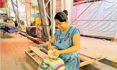  ?? ?? Rosario Trinidad
Rodríguez pasó de vender tortillas a recién graduada como enfermera