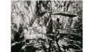  ??  ?? Die Malerin Agnes Schulz beim Kopieren der Kalingi Odin-Grotte in Kimberley, Australien