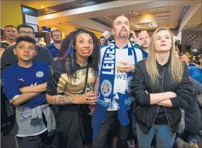  ?? [ AFP ] ?? In den Pubs fieberten Leicester-Fans mit. Noch müssen sie sich gedulden.