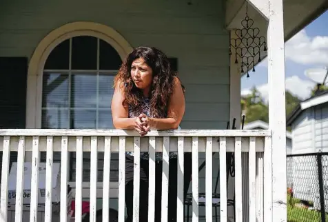  ?? Elizabeth Conley / Staff photograph­er ?? Top, Vicki Cruz views her neighborho­od on Aug. 24 near the Port of Houston, shown above serving a container ship.