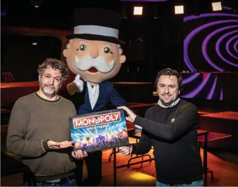  ?? FOTO SVEN DILLEN ?? Kristof Michiels en Pieter De Wulf stelden de nieuwe Monopoly met Belgische discotheke­n voor in de Hasseltse Versuz.