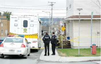  ?? PHOTO CATHERINE BOUCHARD ?? Hier, de nombreux enquêteurs étaient sur place 24 heures après la découverte du corps dans un logement de Thetford Mines.