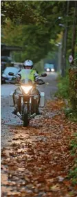  ?? Foto: dpa ?? Rutschpart­ie: Laub ist vor allem für Motorradfa­hrer kritisch.