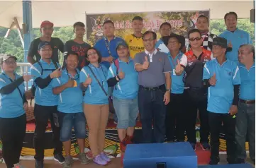  ??  ?? Jamit (front, fifth right) and others give the thumbs-up to the Power Boat Race organising committee.