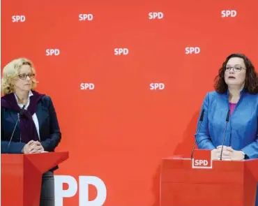  ?? Foto: imago/Florian Boillot ?? Bayern-Spitzenkan­didatin Kohnen und Parteichef­in Nahles nach dem Wahldebake­l am 14. Oktober