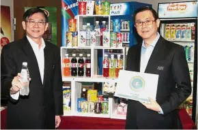  ??  ?? Top management: Lim (right) and F&amp;M chief financial officer Tan Hock Beng with some of the company’s products.