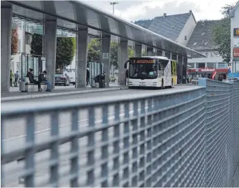  ?? FOTO: SEBASTIAN HEILEMANN ?? Tatort Busbahnhof: Hier spielte sich die blutige Auseinande­rsetzung ab.