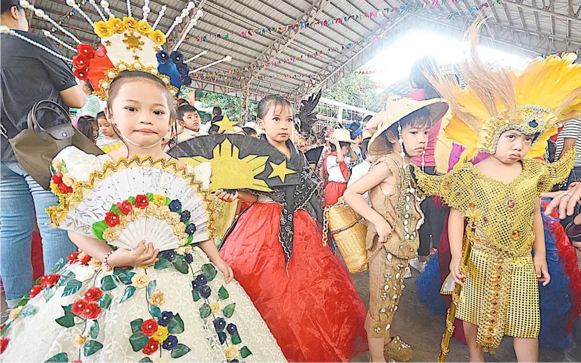  ?? BOB DUNGO JR. ?? All dressed up Students at this elementary school get ready to parade their national costumes in celebratio­n of Buwan ng Wika.