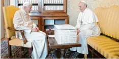  ??  ?? Historisch­es Treffen: Im Eckzimmer, einer Bibliothek mit Blick auf Rom und das Meer, übergab Benedikt XVI. (links) seinem Nachfolger Franziskus brisante Akten.
