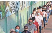  ?? FOTO: ANGEL
DEJESUS/DPA ?? Ecuadorian­er warten in einer Schlange vor einem Wahllokal in Guayaquil.