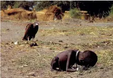  ??  ?? 1993 «Bambina in agonia» scattata in Sudan dal sudafrican­o Kevin Carter