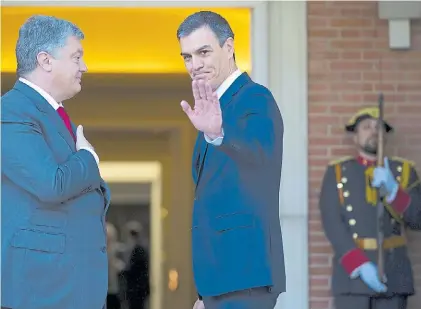  ?? BLOOMBERG ?? Visita. El presidente Sánchez recibe a su par de Ucrania, Petro Poroshenko, ayer, en La Moncloa.