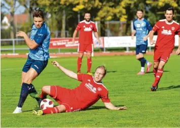  ?? Foto: R. Fischer ?? Noch einmal wollen die Meringer nicht ausrutsche­n. Im Heimspiel gegen Geretsried müsste dringend ein Sieg her und gerade die Routiniers Maxilimila­n Lutz (bei der Grätsche) stehen dabei in der Pflicht. Dasing