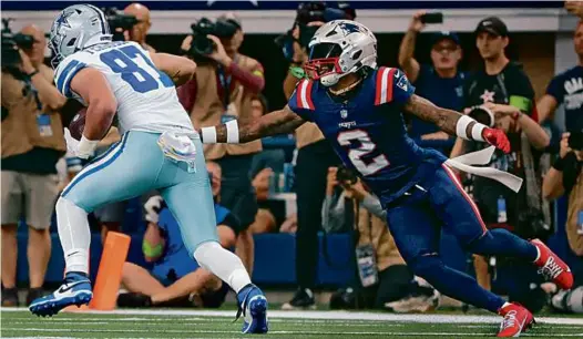  ?? MATTHEW J LEE/GLOBE STAFF ?? The Patriots had no answers for the Cowboys’ Jake Ferguson, who eluded Jalen Mills en route to 77 receiving yards.