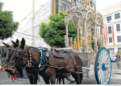  ?? ALEJANDRA MARTÍNEZ ?? La carroza de la hermandad de Huelva entra en la calle Marina, este viernes.