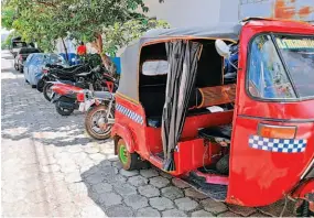  ??  ?? Para transporte. El procedimie­nto policial dejó una mototaxi decomisada y dos motociclet­as, con las que se sospecha los delincuent­es realizaban sus fechorías.