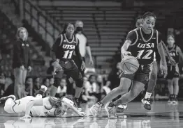  ?? Jeff Wheeler / Associated Press ?? Minnesota’s Sara Scalia, left, watches UTSA’S Lapraisjah Johnson dribble upcourt in the third quarter during Sunday’s game. Johnson had 15 points.