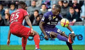  ??  ?? Le capitaine Gradel et les Toulousain­s peuvent respirer en vue du maintien.