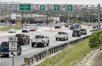  ?? RALPH BARRERA / AMERICAN-STATESMAN ?? Under the plan for the “Y” at Oak Hill, U.S. 290 would be elevated at William Cannon Drive, dip below ground east of the “Y” and stay sunken until near Scenic Brook Drive.