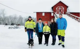  ??  ?? Familien Klever har forpaktet Sander gård siden 1912. Fra venstre Tore (67) og kona Wenche (66). Veronica (40) og Jo-egil (40). Sønnen Sander (11) i midten.