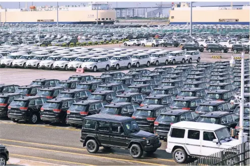  ?? FOTO: DPA ?? Neuwagen der US-Automarke Jeep (Mitte) sind auf einem Parkplatz in der Nansha-Handelszon­e im chinesisch­en Guangzhou am Hafen geparkt.